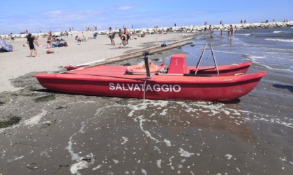 Si tuffa in mare e sbatte sul fondale: 15enne veronese grave, rischia di restare paralizzato