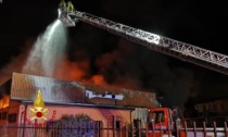 Zevio, vasto incendio nella notte alla Tecnorubber: struttura divorata dalle fiamme