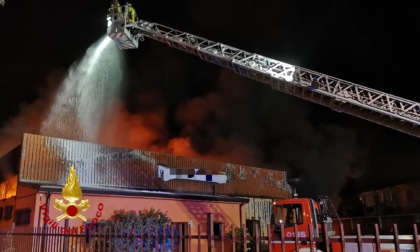 Zevio, vasto incendio nella notte alla Tecnorubber: struttura divorata dalle fiamme