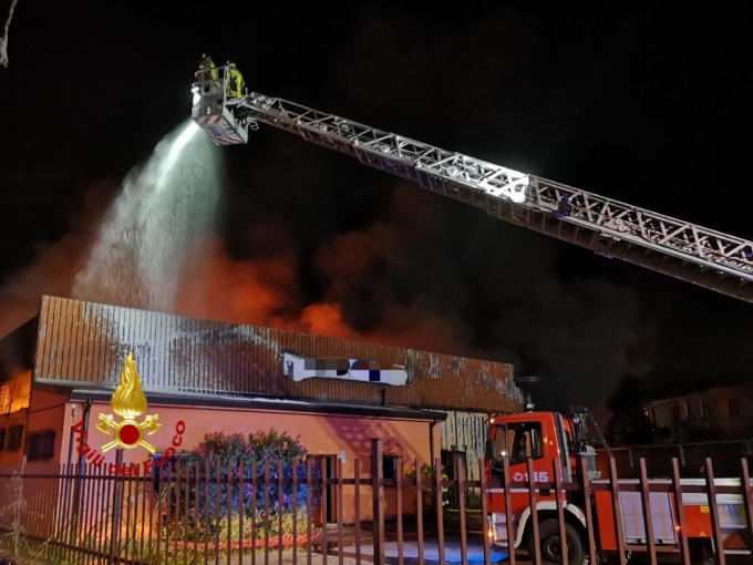 Zevio, vasto incendio nella notte alla Tecnorubber: struttura divorata dalle fiamme