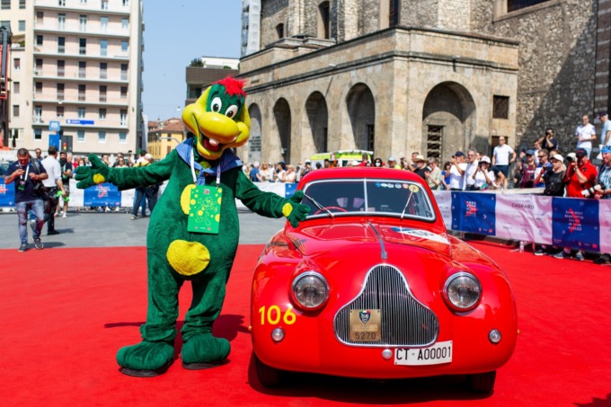 Prezzemolo, mascotte di Gardaland, sulla rampa di partenza della 1000 Miglia