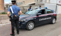 Sorpreso mentre sfonda il finestrino di un'auto per rubare i beni presenti all'interno