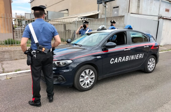 Sorpreso mentre sfonda il finestrino di un’auto per rubare i beni presenti all’interno