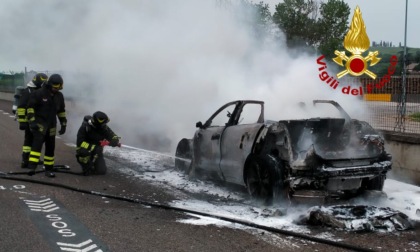 Autostrada A4, video e foto della Jaguar divorata dalle fiamme