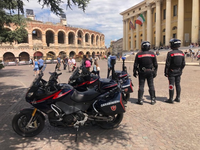 Si agita alla vista dei Carabinieri: nella protesi del braccio aveva nascosto della droga, arrestato
