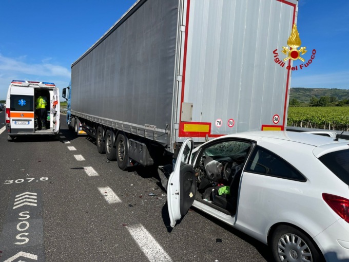 Tamponamento tra un’auto e un autoarticolato sull’A4: un ferito