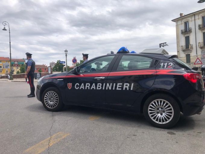 Sequestra moglie e figlia di 8 anni nella camera di un B&B a Verona: arrestato