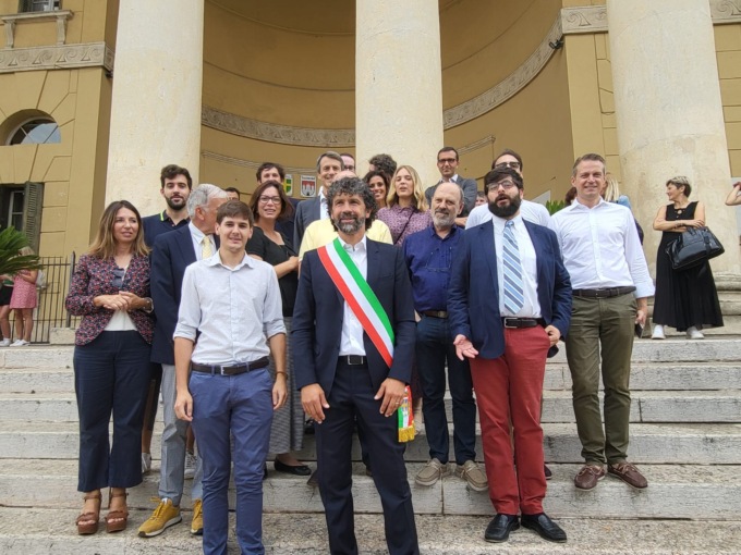 Damiano Tommasi nuovo sindaco di Verona, foto e video della proclamazione: “Ora via le bandierine, lavoriamo insieme”
