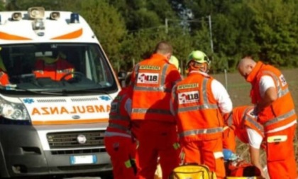 Schianto auto contro camion al confine tra Mantova e Verona: morto 19enne, ferita 17enne