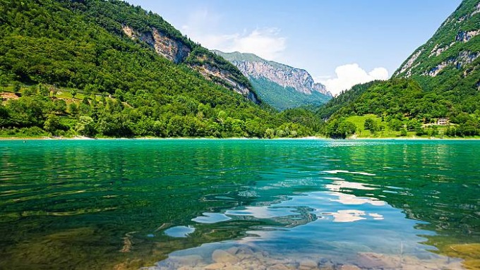 Si tuffa nel lago di Tenno, ma non risale più: morto annegato 50enne veronese