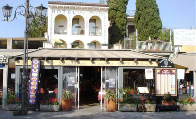 Garda, malore mentre serve ai tavoli: cameriere 25enne muore sotto agli occhi dei clienti