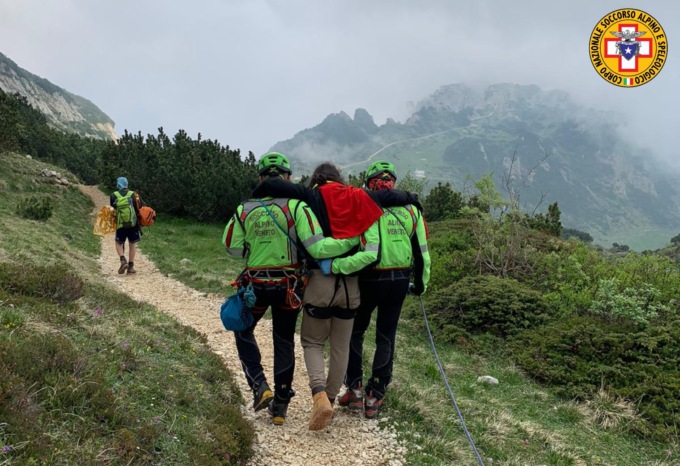 Escursionista bloccato dai crampi alle gambe: 26enne aiutato dal soccorso Alpino