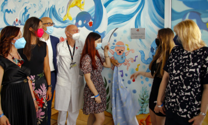Mater Salutis, targa per commemorare i dipinti degli studenti che abbelliscono il reparto di Pediatria