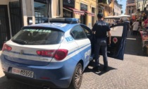 Sorpreso mentre spaccia in pieno giorno: 27enne cerca invano di disfarsi della droga