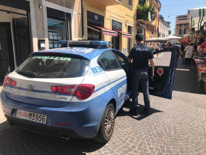 Sorpreso mentre spaccia in pieno giorno: 27enne cerca invano di disfarsi della droga