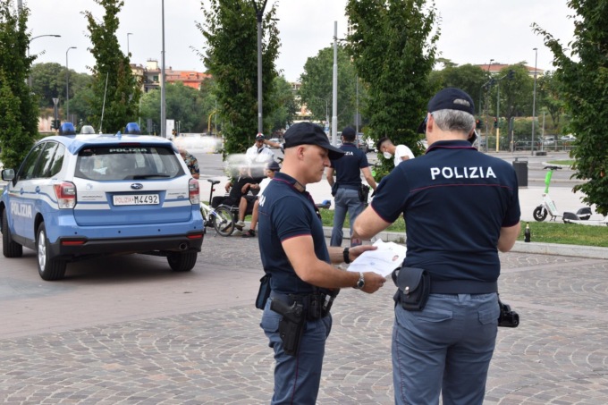 Rubano all’interno delle auto in sosta: arrestati due giovani