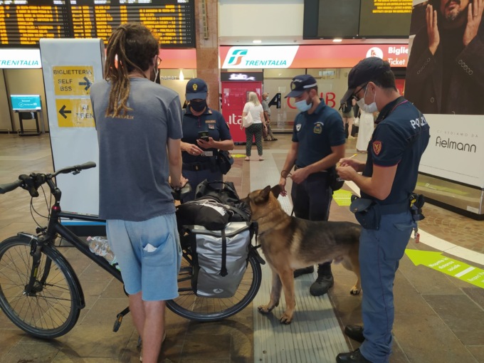Sorpreso mentre cede la droga a uno studente minorenne in stazione: 33enne arrestato