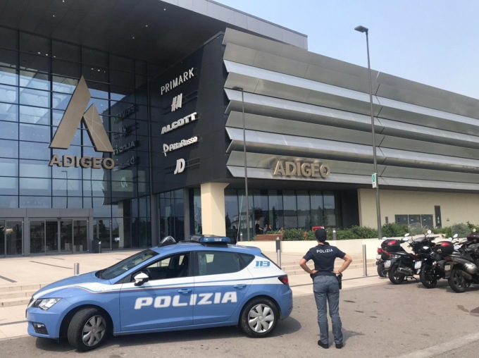 Ruba abiti da 2 negozi dell’Adigeo: 26enne arrestato mentre tenta un terzo colpo