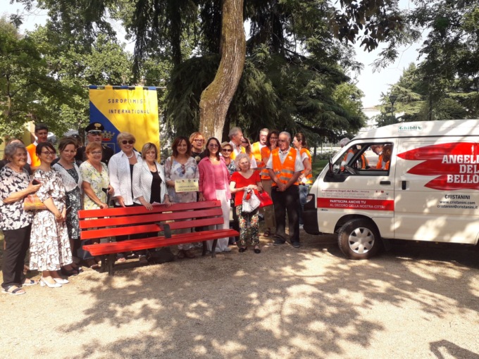 Soroptimist Club Verona “firma” la nuova panchina rossa realizzata dagli “Angeli del Bello”