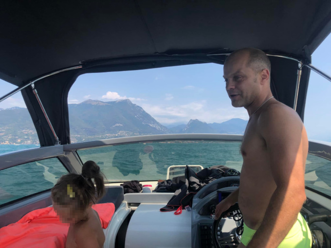 Ritrovato il corpo di papà Alessandro: si era tuffato nel lago e non era più riemerso