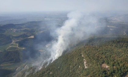 Incendio sulle colline di Fumane, in azione il Canadair. Zaia: "Appello alla prudenza"