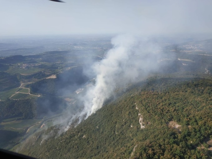 Incendio sulle colline di Fumane: in azione l’elicottero antincendio boschivo della Regione