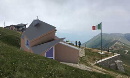 ANA Verona, Alpini in pellegrinaggio a Costabella: la chiesetta sul Baldo ora in ricostruzione