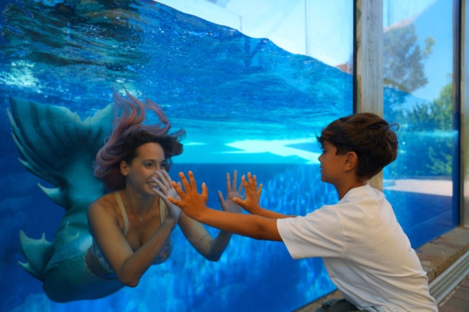 Una sirena a Gardaland Sea Life, il video dell’esibizione di mermaiding