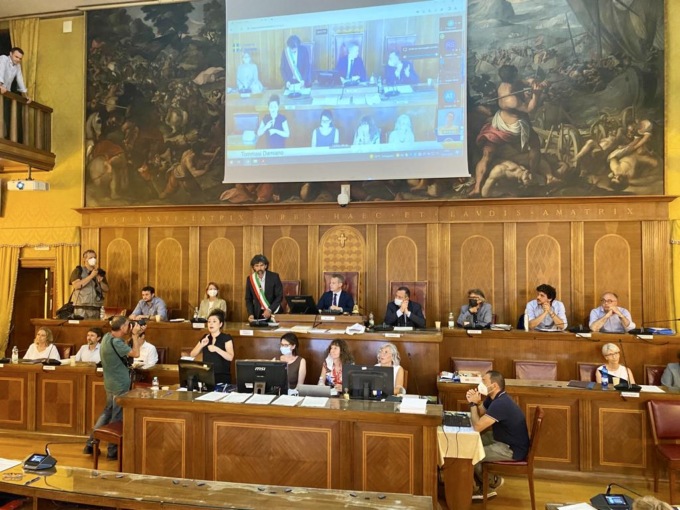 Voto storico a Verona: il Consiglio comunale revoca le mozioni “omofobe” approvate nel 1995