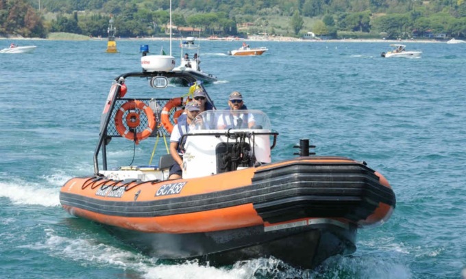 Si tuffa e non riemerge dal lago di Garda: morto 58enne di Verona