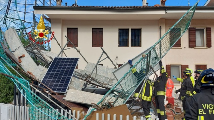 Crolla l’impalcatura eretta per l’installazione dei pannelli fotovoltaici: 3 operai feriti