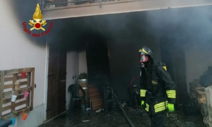 Caprino Veronese, incendio nel garage di una villetta: danni ingenti alla struttura e ai solai