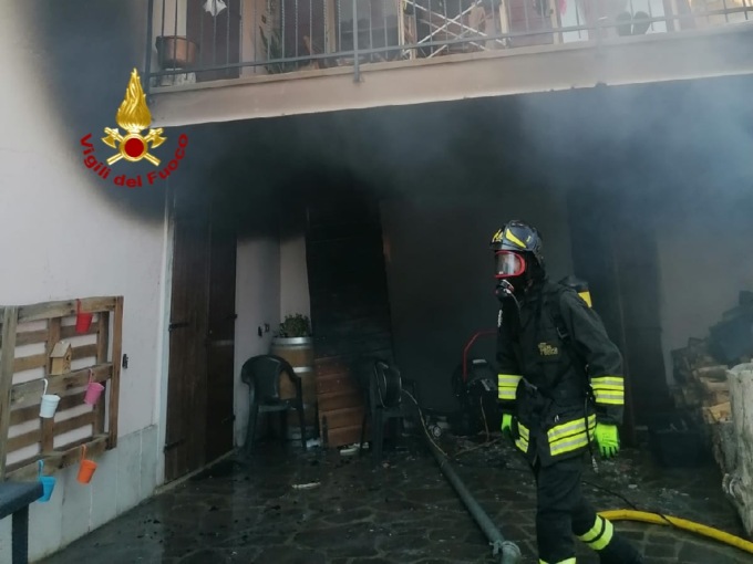 Caprino Veronese, incendio nel garage di una villetta: danni ingenti alla struttura e ai solai