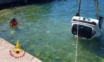 Auto finisce nel lago di Garda nella notte: morto 81enne