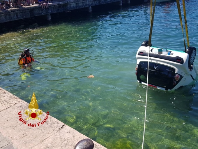 Auto finisce nel lago di Garda nella notte: morto 81enne