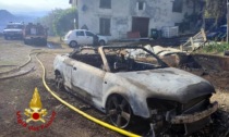 Auto in fiamme danneggia una roulotte e un vigneto: pompieri riescono a salvare il pollaio