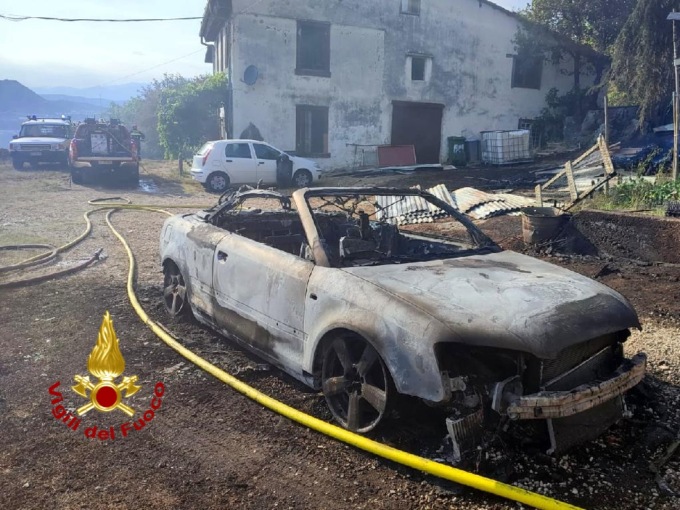 Auto in fiamme danneggia una roulotte e un vigneto: pompieri riescono a salvare il pollaio