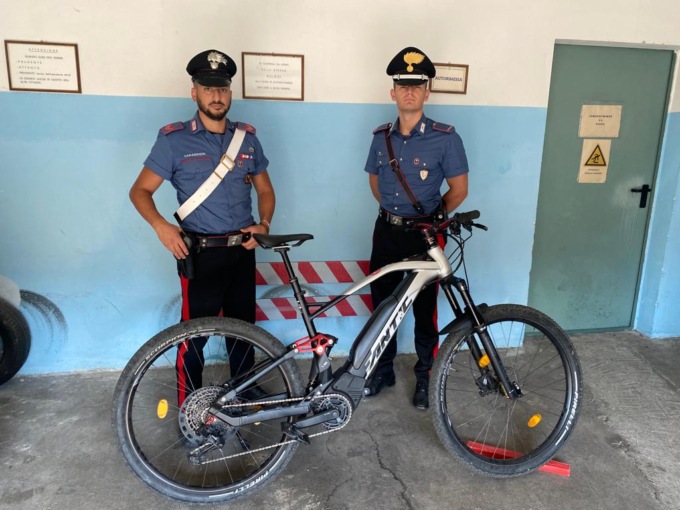 Sorpreso in sella all’e-bike rubata al negozio che noleggia biciclette: 27enne nei guai