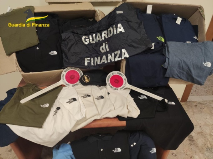 Sequestrati numerosi vestiti con marchi contraffatti e lettini per bambini non conformi