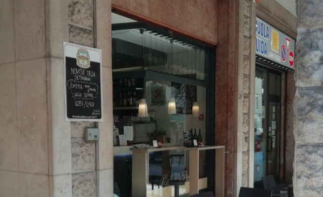Ubriaco entra nel locale e pretende da bere: titolare rifiuta e viene aggredito