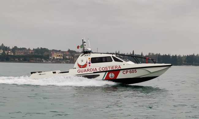 Si tuffa per un bagno nel lago di Garda, muore barista 36enne