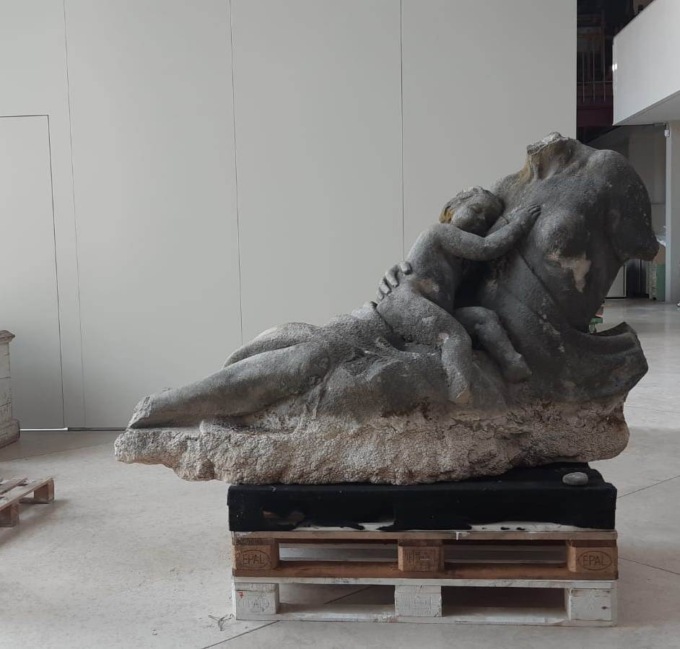Trasferita all’Accademia di Belle Arti la scultura “La madre” donata al Comune