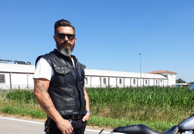 Perde il controllo dell’Harley e finisce nel canale, morto papà Stefano: “Ci hai lasciati troppo presto”