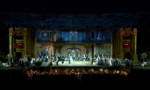 La prima della Traviata inizia in ritardo, Cgil: “Sul palco tecnici e gru per finire di posizionare l'imponente scenografia”