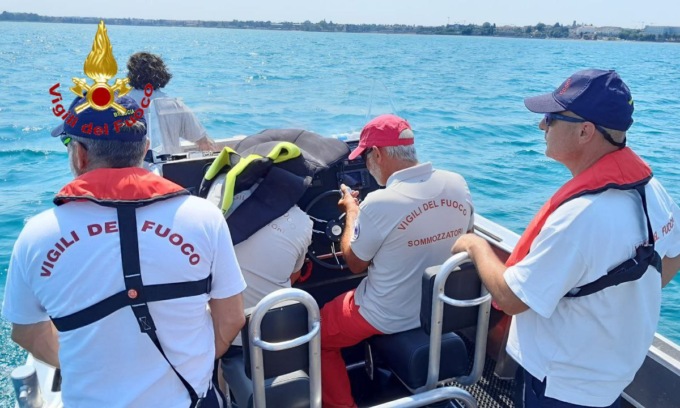 Malore mentre fa il bagno, non riemerge più dal lago di Garda: ricerche in corso del 41enne