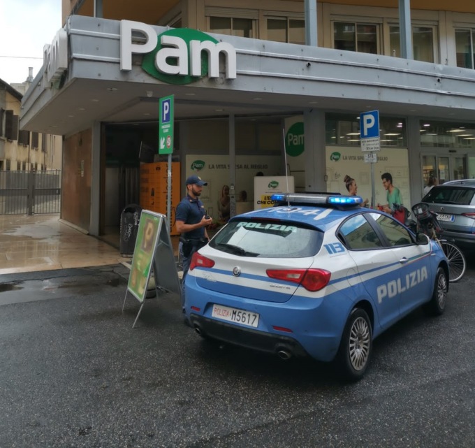 Entra nello spogliatoio dei dipendenti alla Pam e asporta portafogli e oggetti di valore dagli armadietti