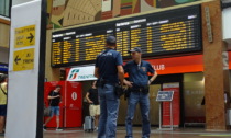 Fermato per un controllo in stazione a Verona: 23enne arrestato con droga e 3 carte di credito rubate