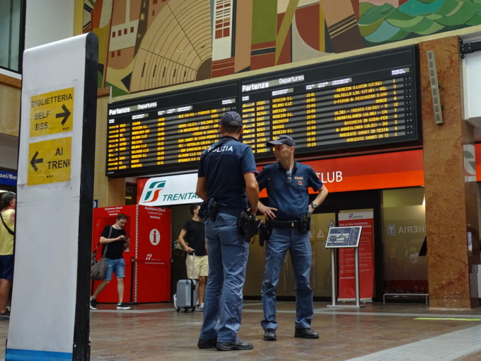 Fermato per un controllo in stazione a Verona: 23enne arrestato con droga e 3 carte di credito rubate