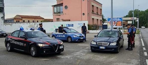 Inseguimento da film tra il centro e Veronetta, alla guida del furgone rubato un 32enne ubriaco e senza patente