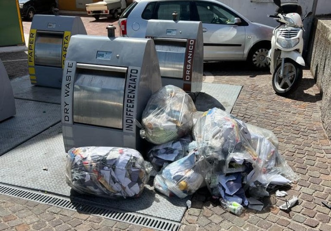 Garda, sacchi di immondizia per terra: sindaco scopre i colpevoli con le telecamere